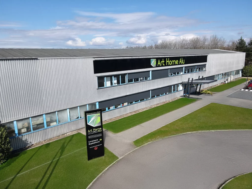 vue au drone en contre plongé du batiment de art home alu fabricant de pergola bioclimatique