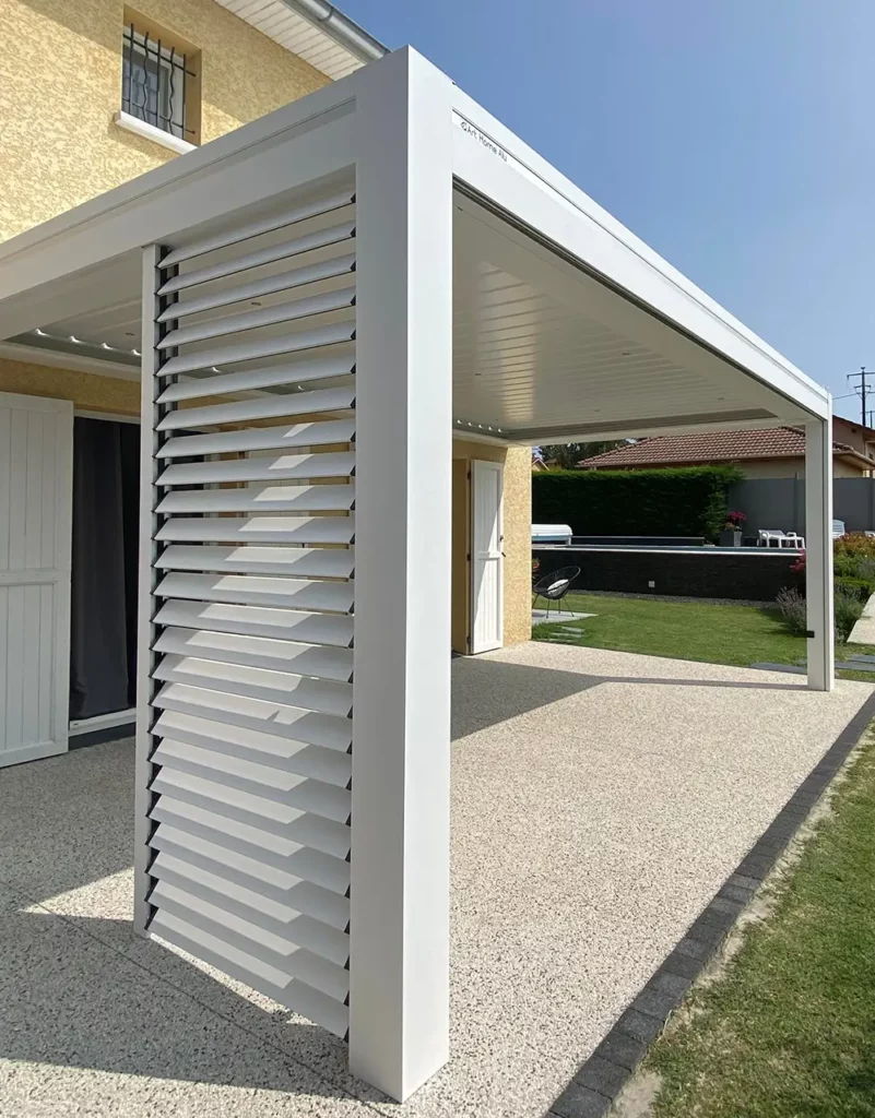 pergola bioclimatique aluminium blanche vue de coté avec brise vue