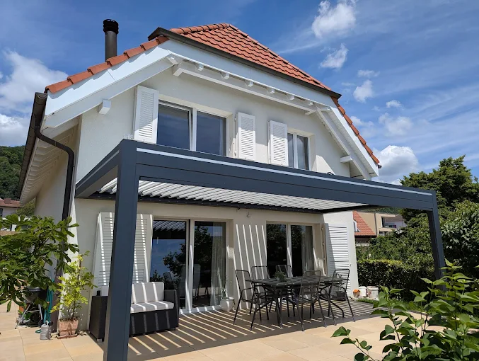 pergola bioclimatique adossée au mur sur une terrasse