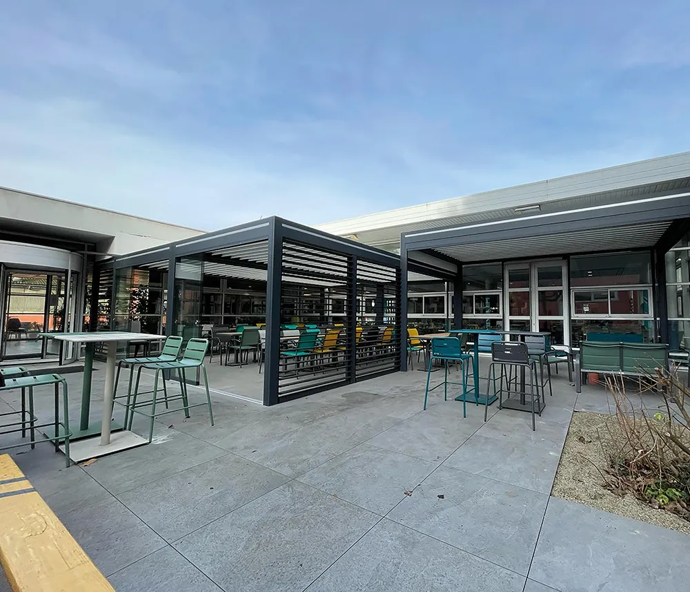 pergola bioclimatique en aluminium dans un restaurant