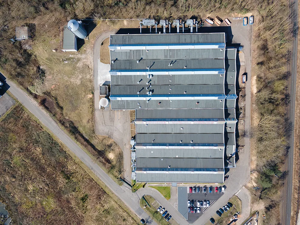 vue au drone du dessus du batiment de art home alu