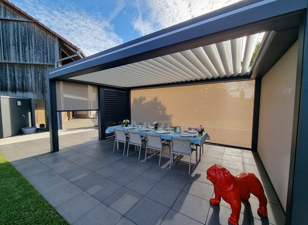 LUX INTEGRAL Lames perpendiculaires double paroi Spot LED intégrés dans les lames Caisson de store et coulisses intégrés Platine et vis invisibles