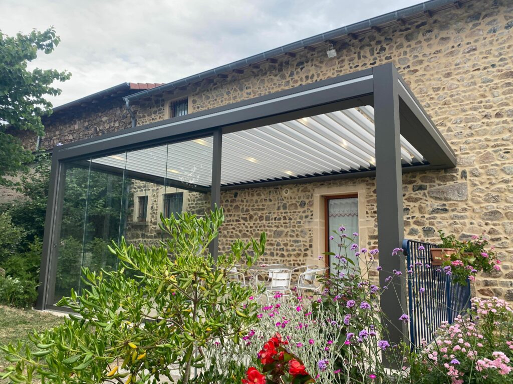 Pergola avec rideau de verre, led dans les lames et végétation