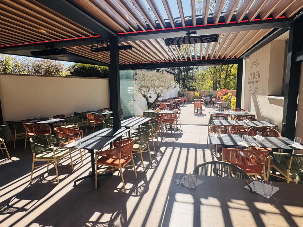 Terrasse d'un restaurant, l'Eden à Oberhoffen-sur-Moder avec une pergola bioclimatique