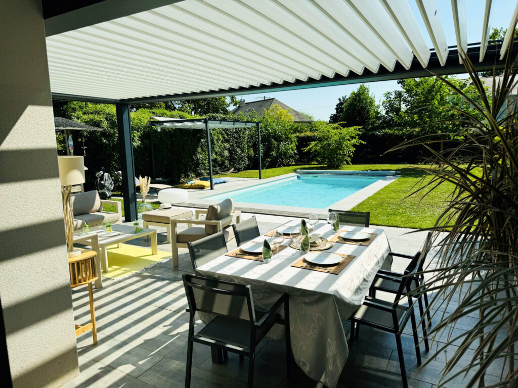 Pergola bioclimatique avec espace pour manger