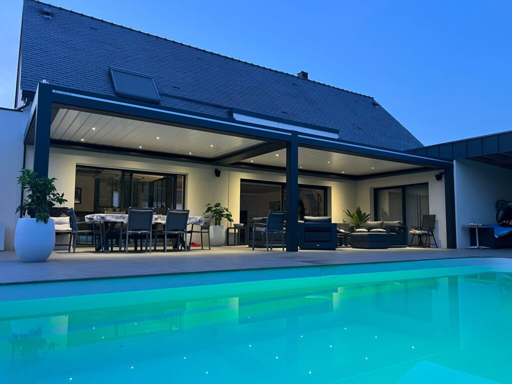 Pergola bioclimatique avec piscine