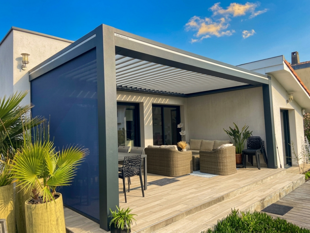 Pergola bioclimatique avec des stores
