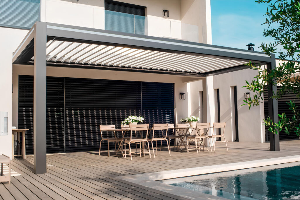Pergola bioclimatique sur mesure sur une terrasse avec une piscine et capteur pergola