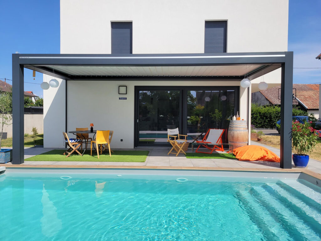 Pergola bioclimatique au bord d'une piscine