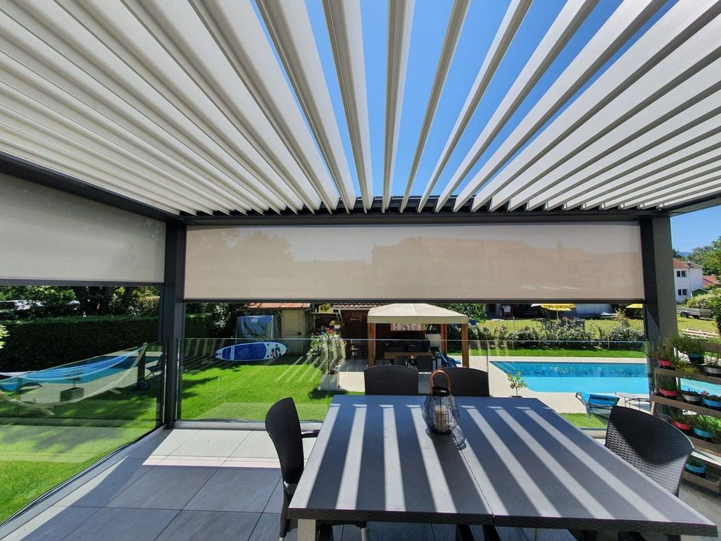 Sous une pergola bioclimatique à Schiltigheim