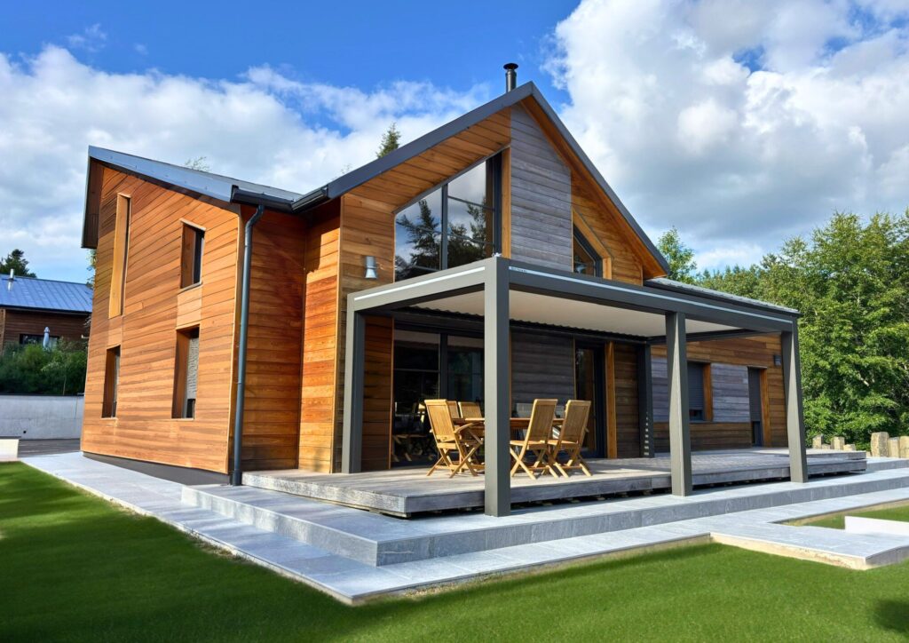 Maison en bois avec pergola bioclimatique à Schiltigheim