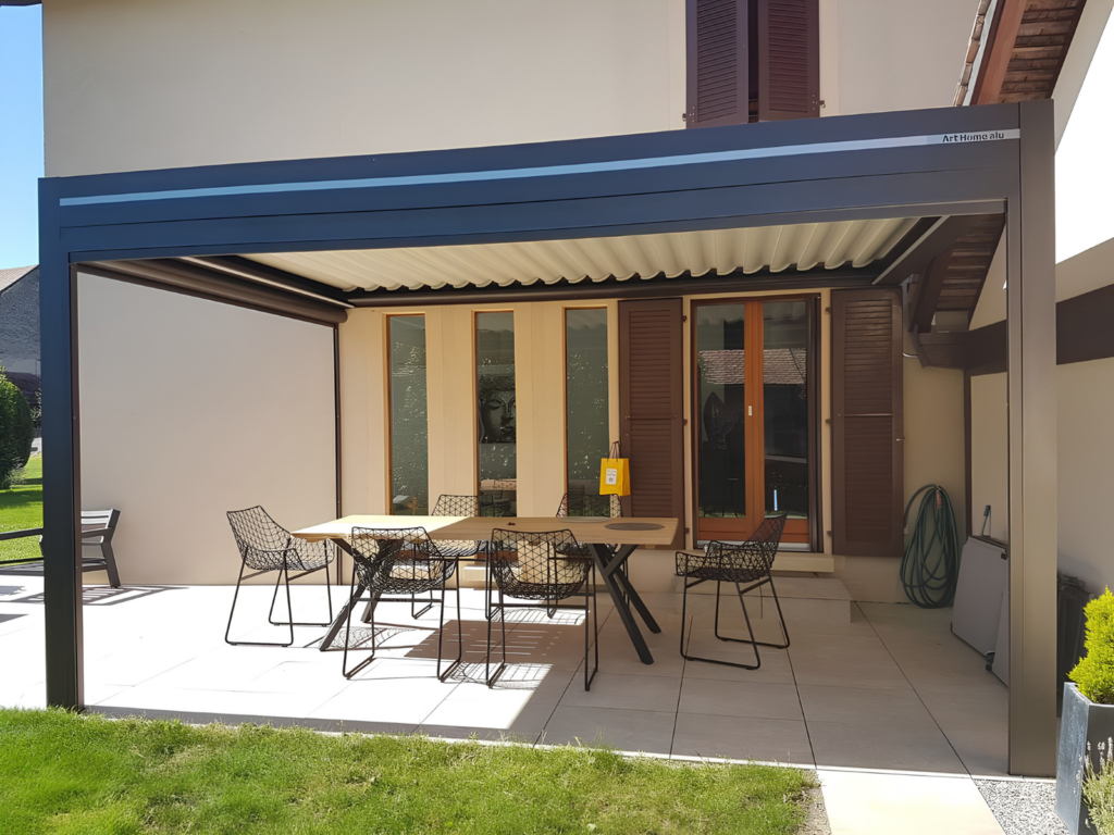 Pergola bioclimatique en aluminium, table de jardin et chaises sur une terrasse moderne ensoleillée.