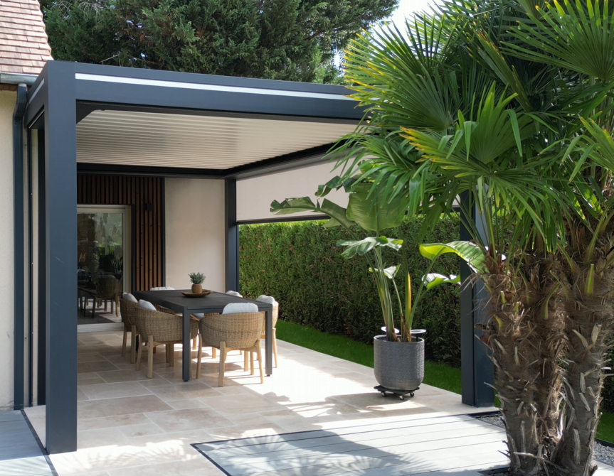 pergola bioclimatique sur une terrasse avec des palmiers