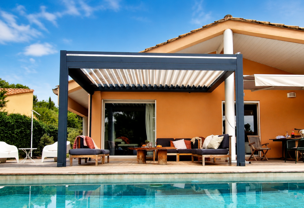 Pergola bioclimatique avec piscine et terrasse